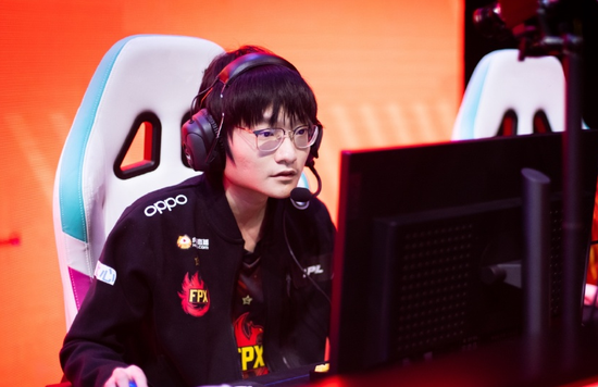 AI账号在英雄联盟韩服登顶引发热议