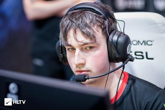 从热爱到职业 电竞玩家的成功之路